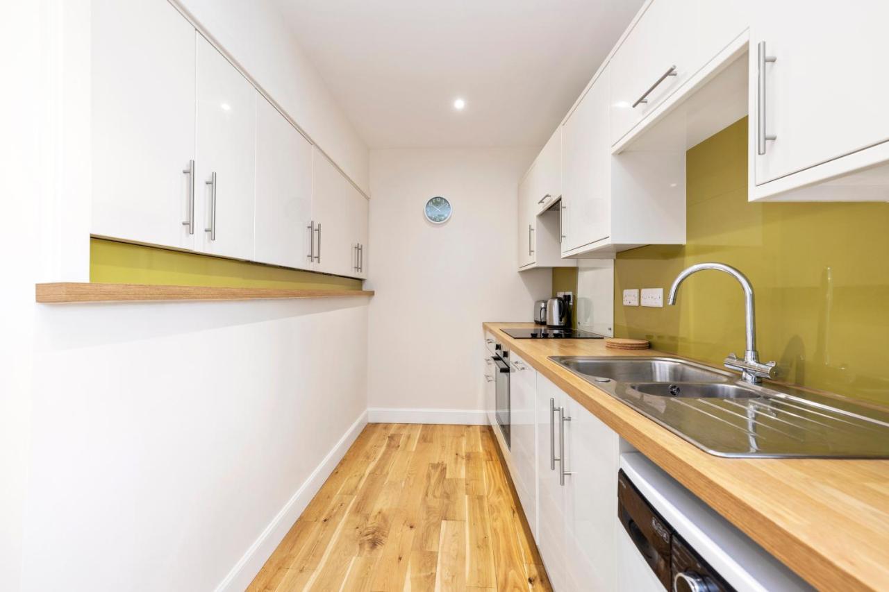 2 Bedroom Apartment On Peebles High Street Exterior foto