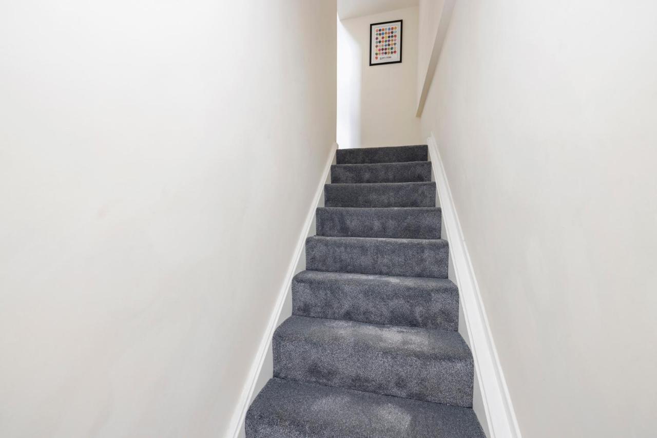 2 Bedroom Apartment On Peebles High Street Exterior foto